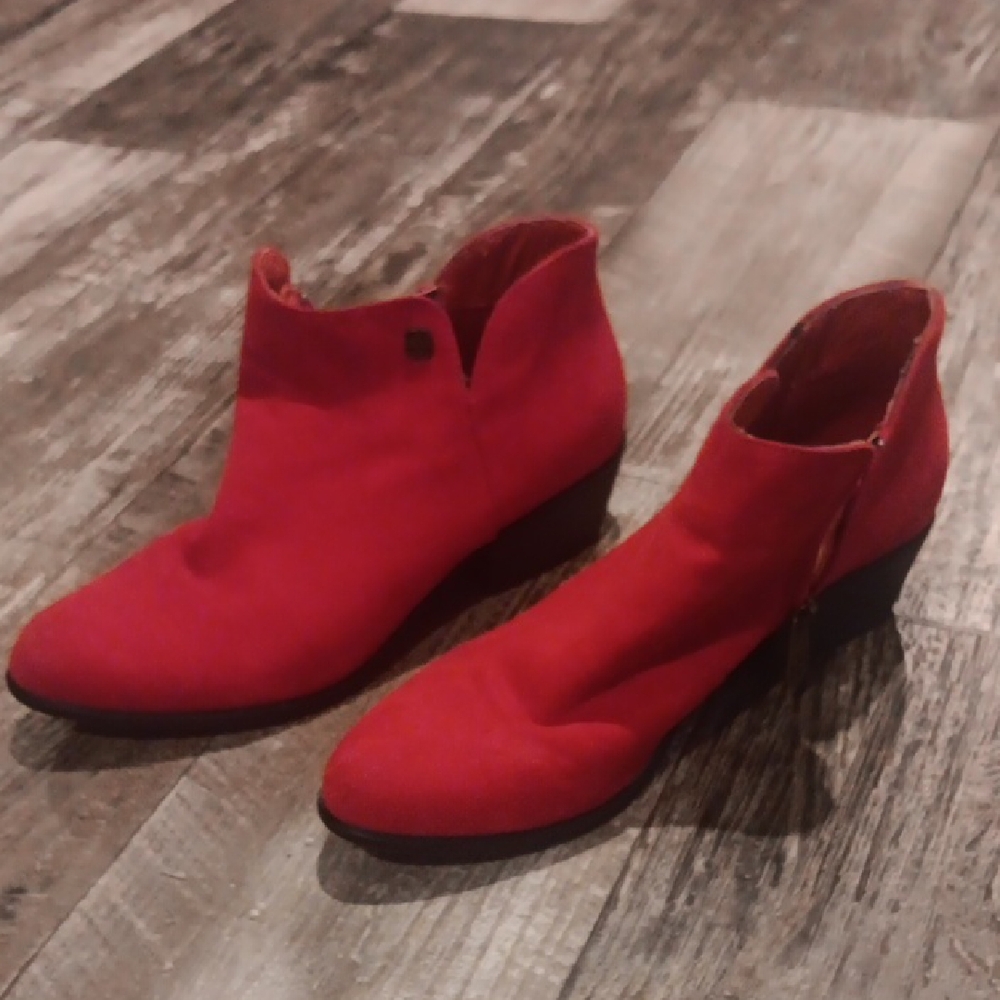 Daisy Fuentes Red Ankle Booties